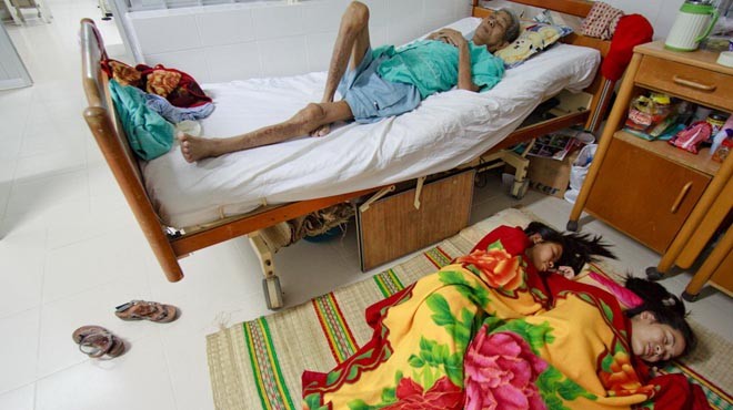 22g, khi ông Xẹo đã ngủ, hai chị em cùng trải chiếu ngủ dưới sàn của phòng bệnh